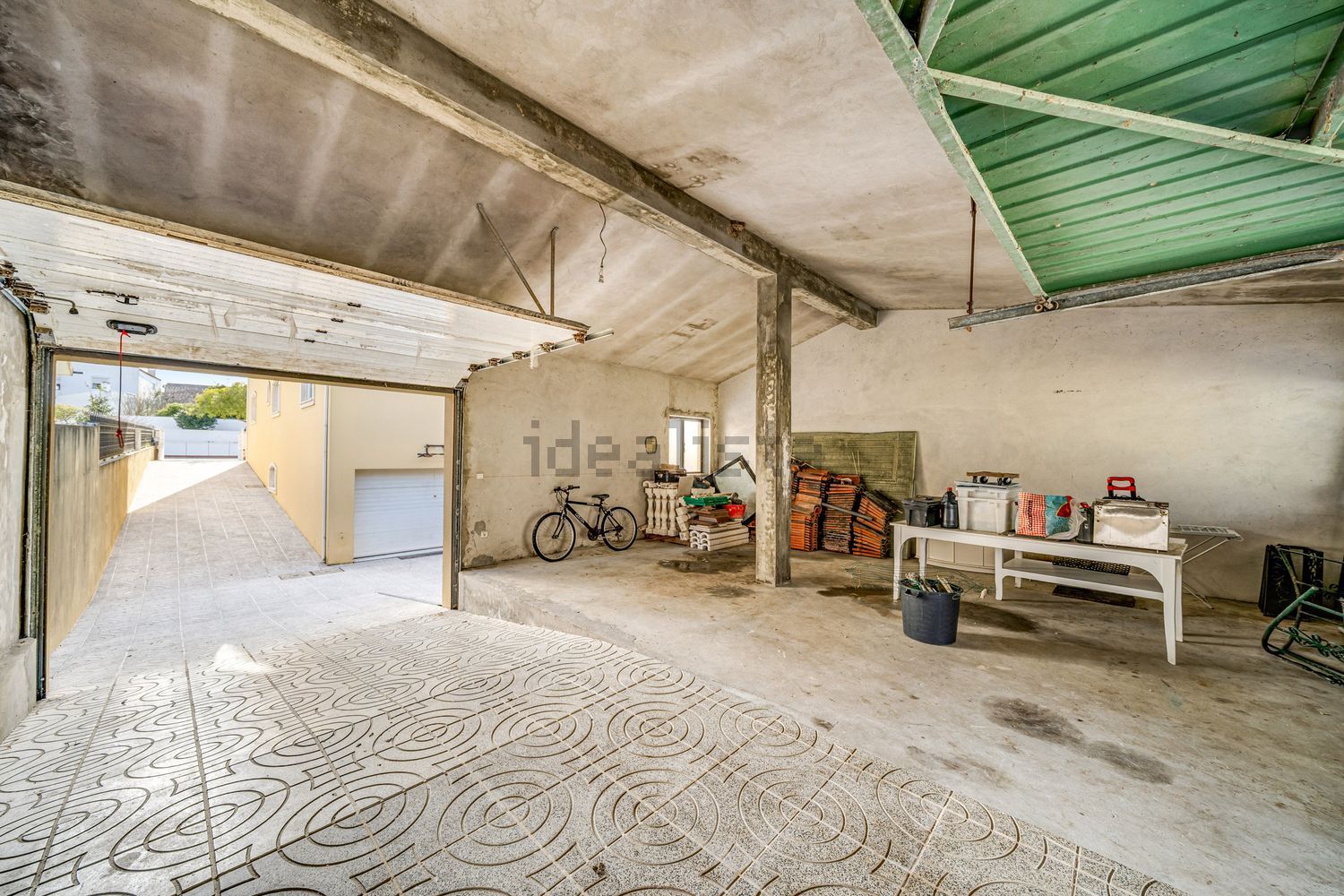 小楼房或独栋别墅出售在Avenida Mário Sacramento - 停车位