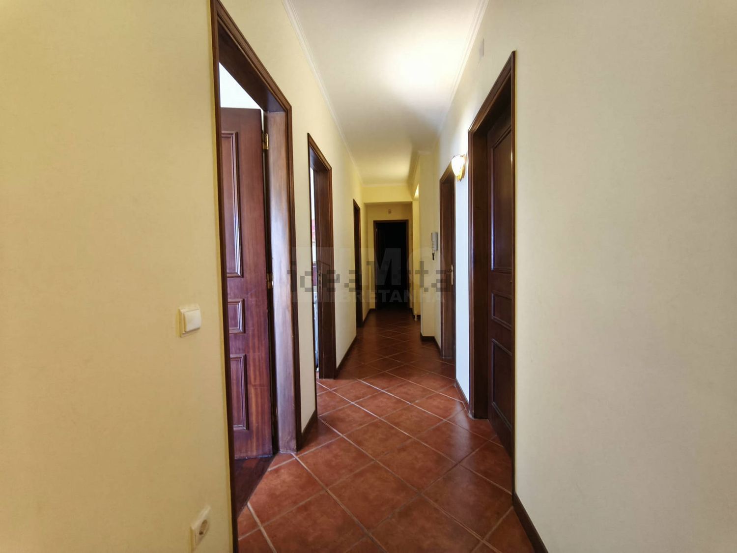 小楼房或独栋别墅出售在Santa Clara e Castelo Viegas - 过道