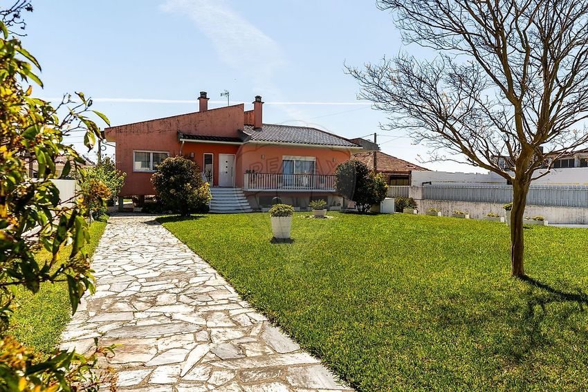 小楼房或独栋别墅出售在Avenida Raínha Santa Isabel