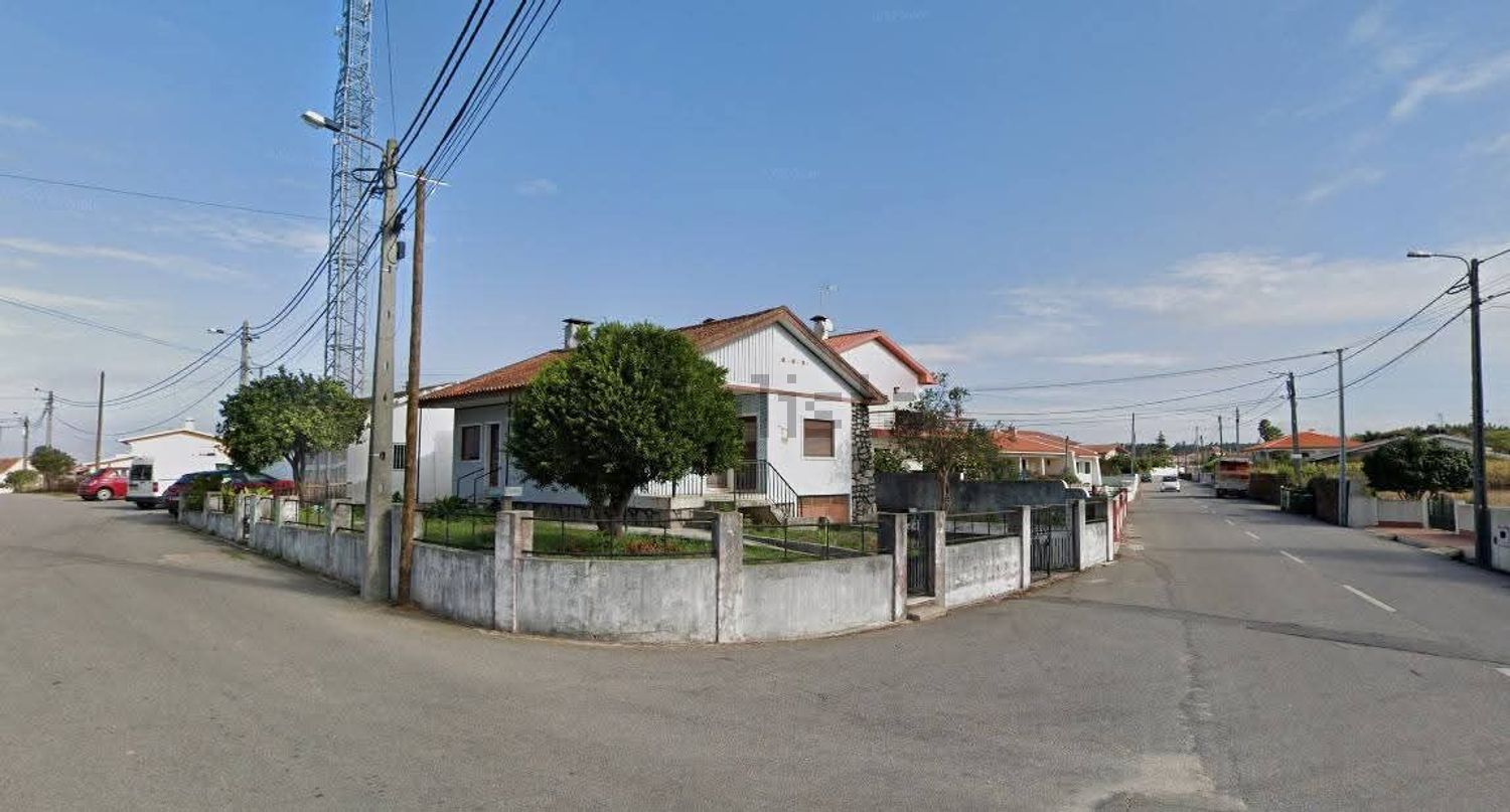 小楼房或独栋别墅出售在Rua Doutor António Duarte de Oliveira, 47 - 外立面