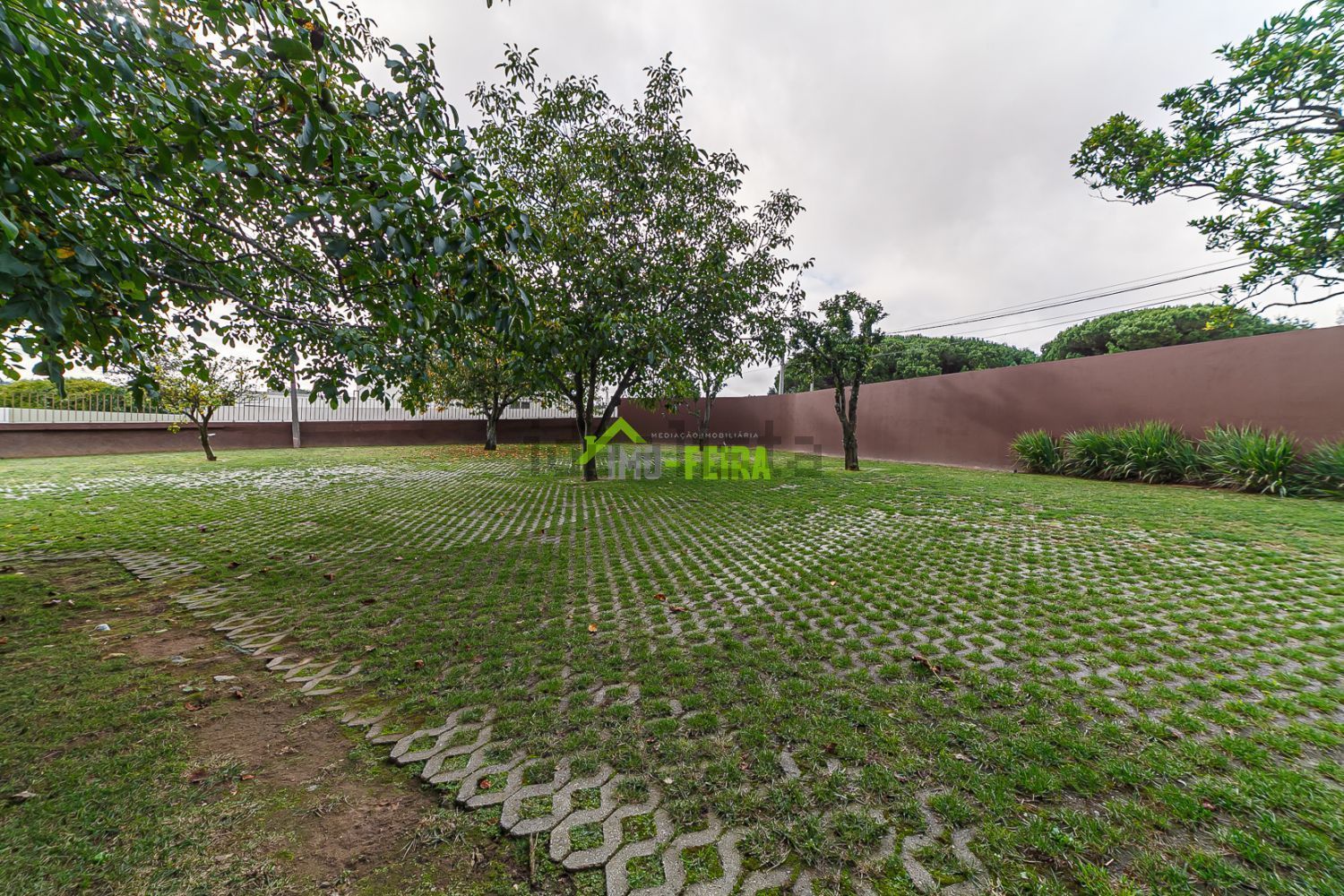 小楼房或独栋别墅出售在São Miguel de Souto - 花园