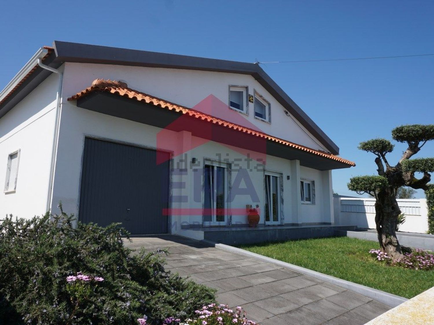 小楼房或独栋别墅出售在Rua Manuel da Lima Souto - 外立面