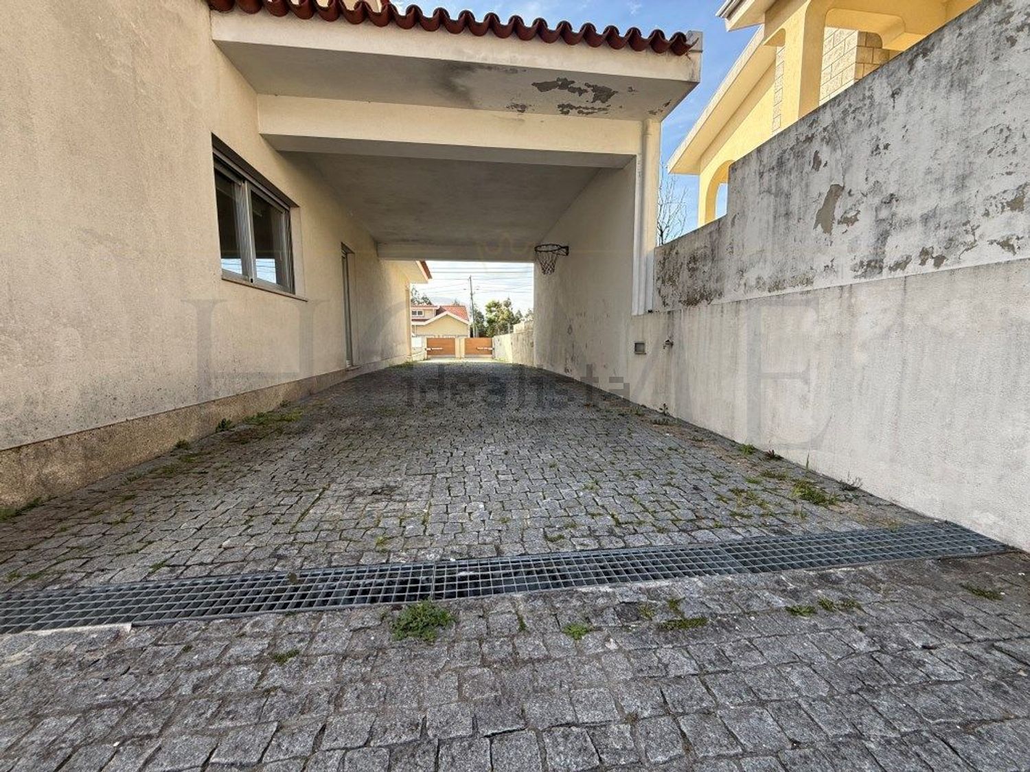 小楼房或独栋别墅出售在Rua Central de Goda - 停车位