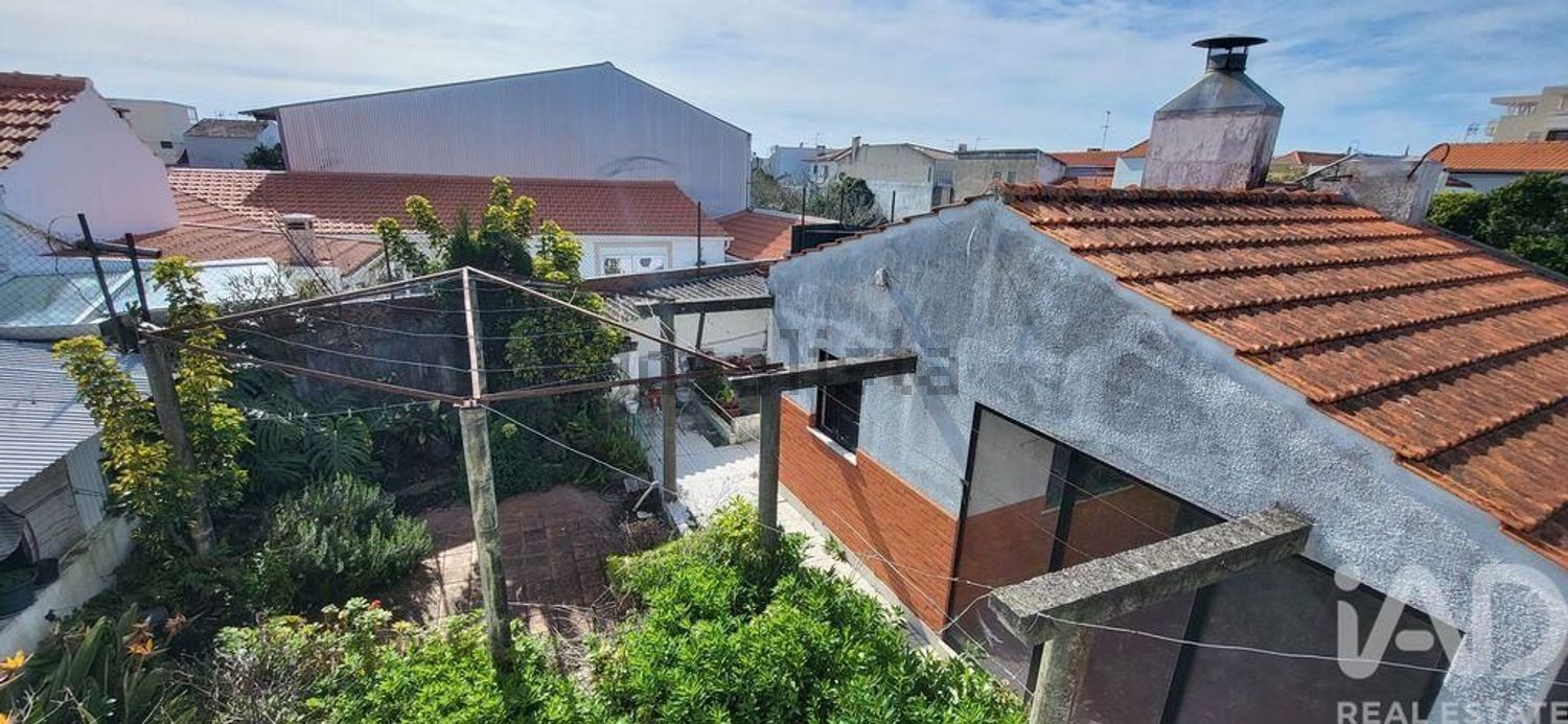 小楼房或独栋别墅出售在São Salvador - 外立面