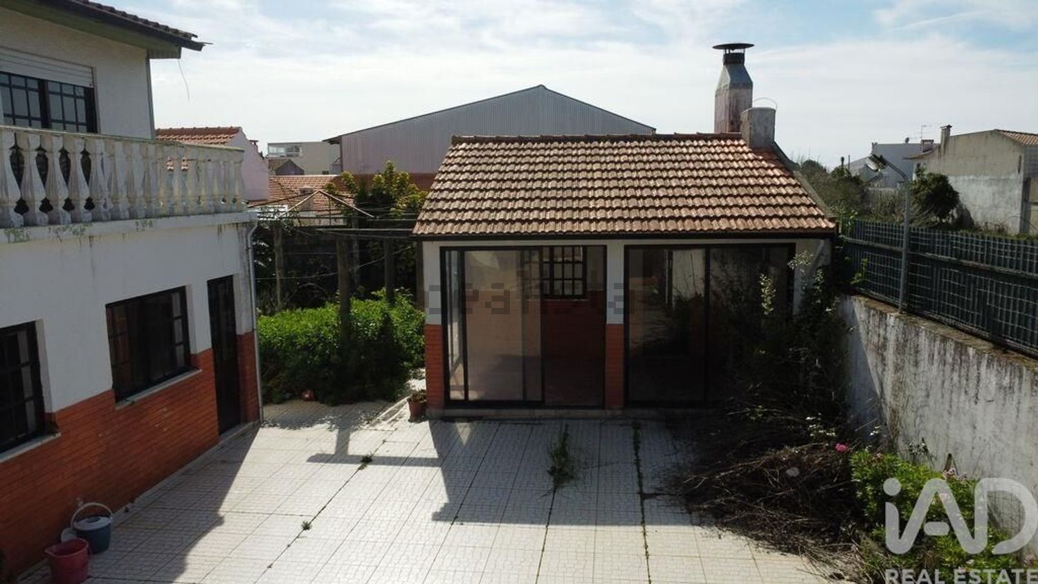 小楼房或独栋别墅出售在São Salvador - 外立面