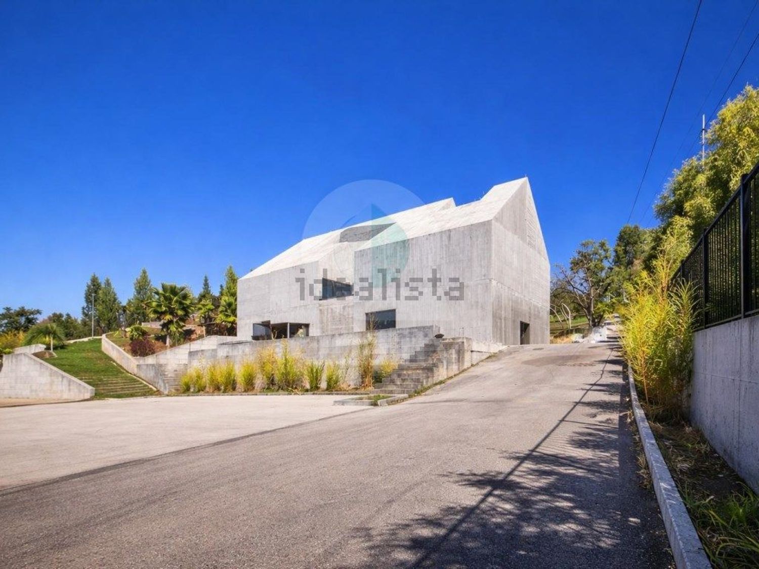 小楼房或独栋别墅出售在Estrada da Boutaca - 外立面