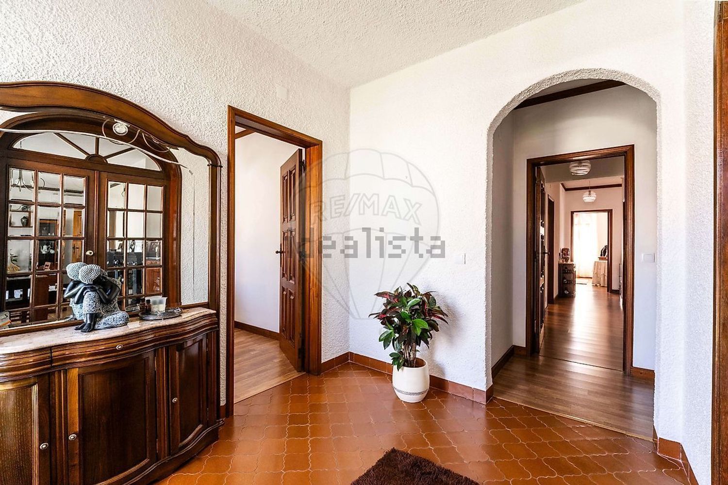 小楼房或独栋别墅出售在Avenida Raínha Santa Isabel - 过道