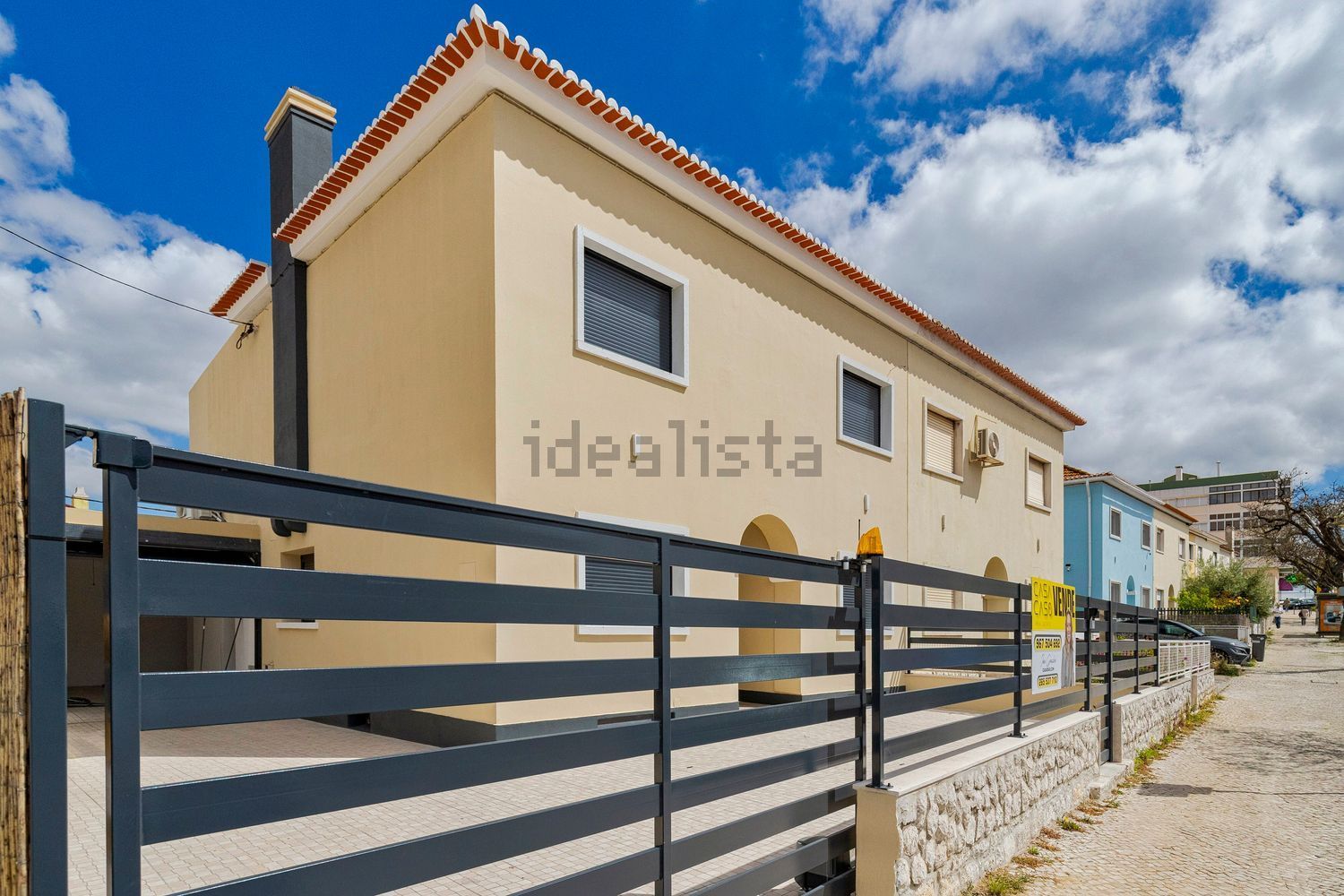 双拼别墅出售在Avenida Jaime Cortesão, 12 - 外立面