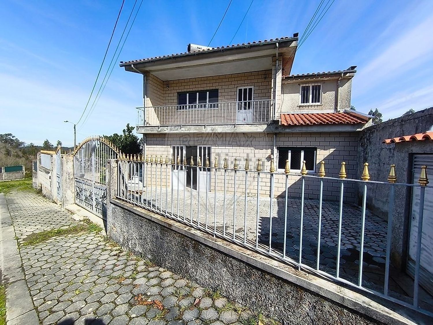小楼房或独栋别墅出售在São Miguel de Souto - 外立面