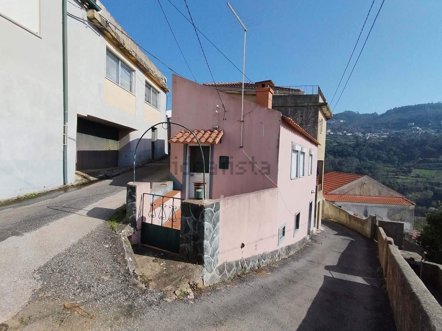 双拼别墅出售在Rua Fontinha, 82 - 外立面