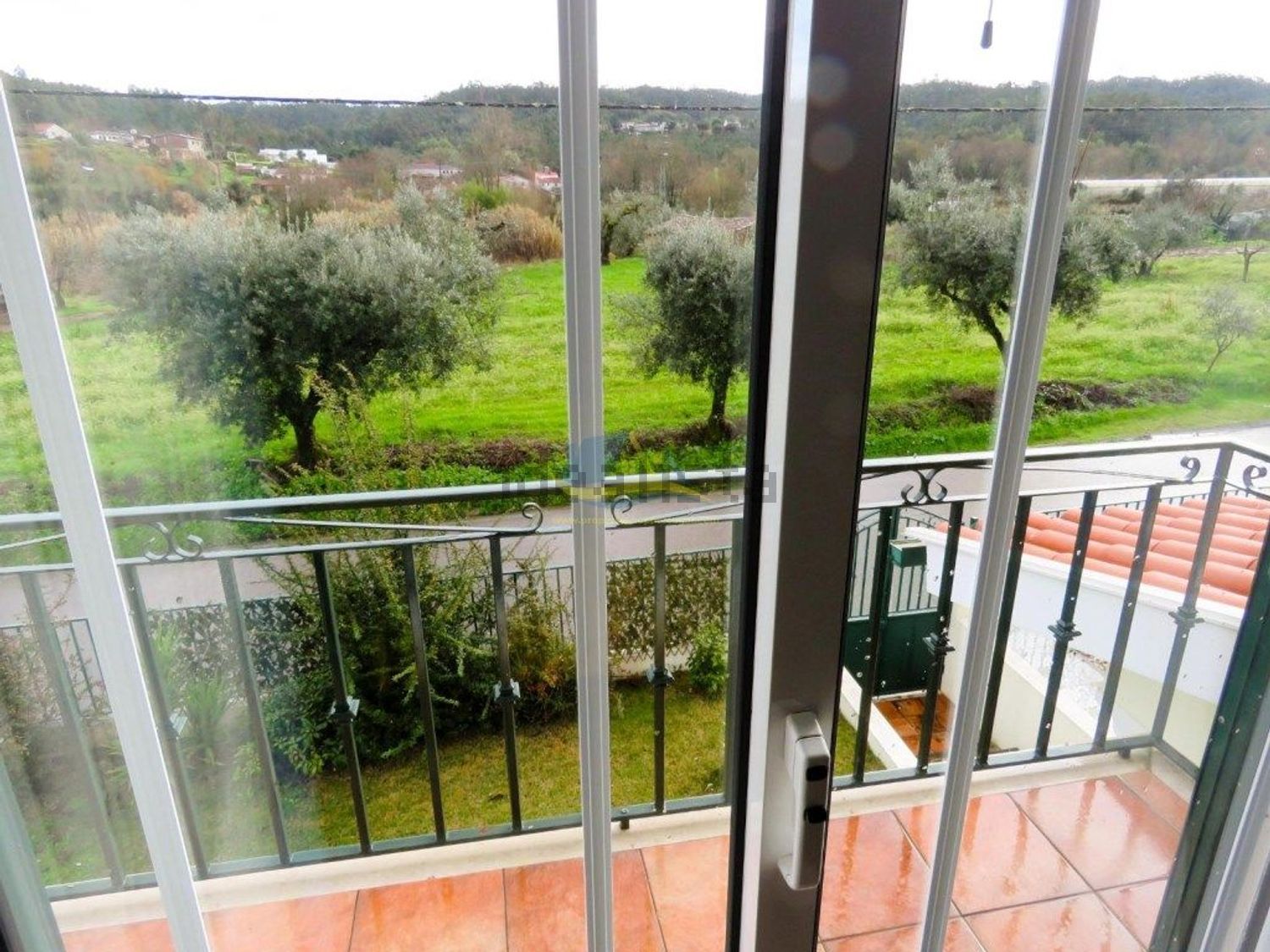 小楼房或独栋别墅出售在Rua Principal - 阳台