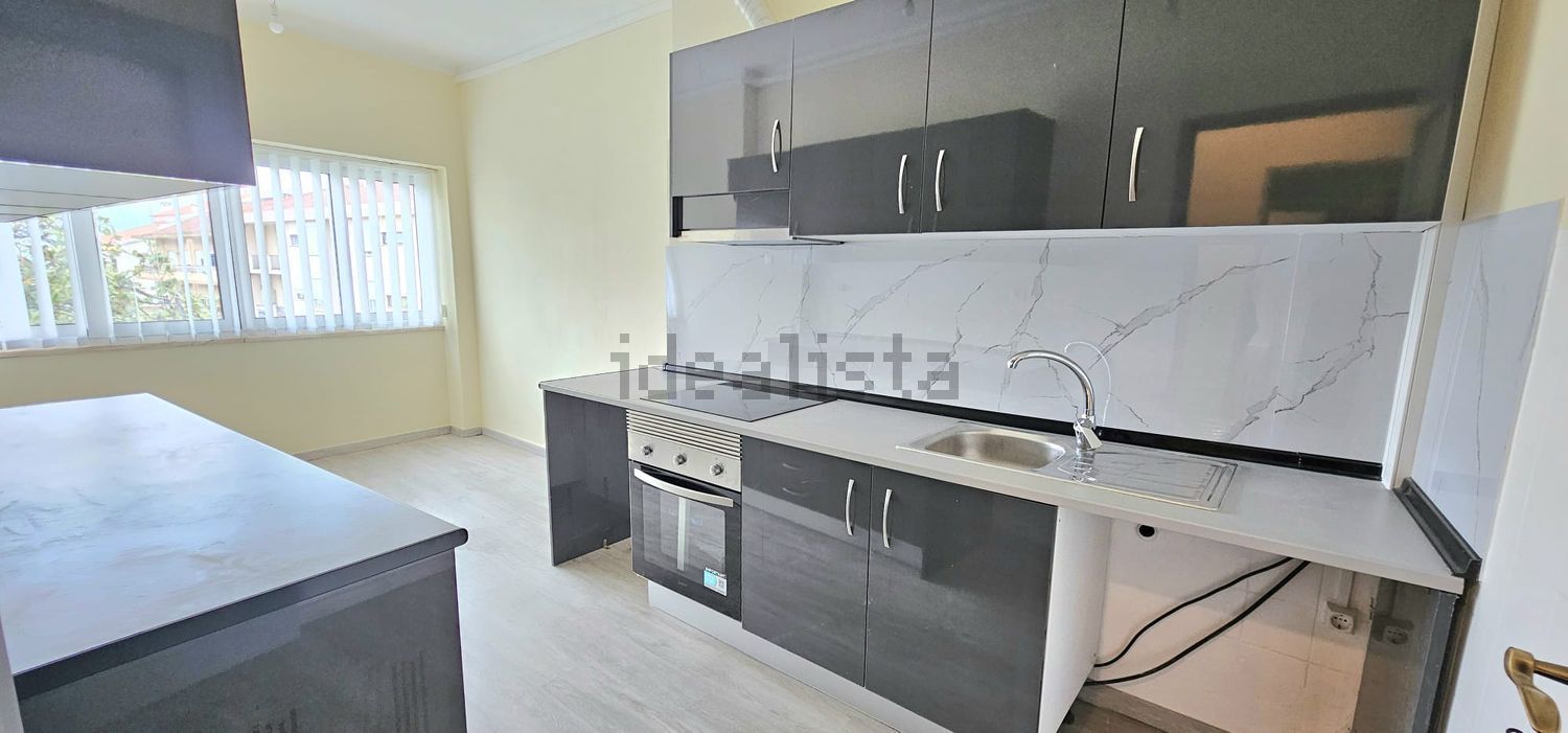 出租公寓 t2在Avenida Almeida Garrett, 15 - 厨房