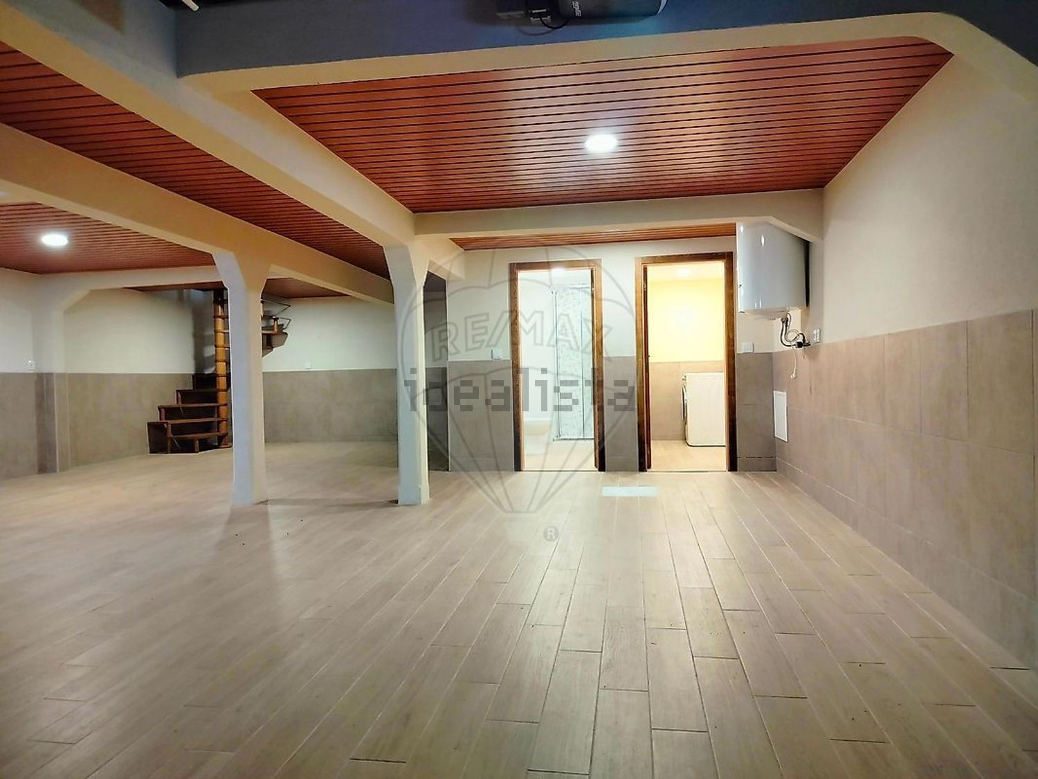 出租小楼房或独栋别墅Em585 - 过道