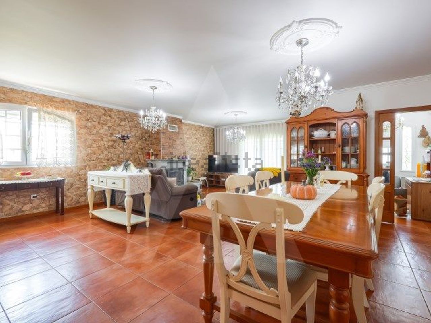 小楼房或独栋别墅出售在Rua Principal - 客厅