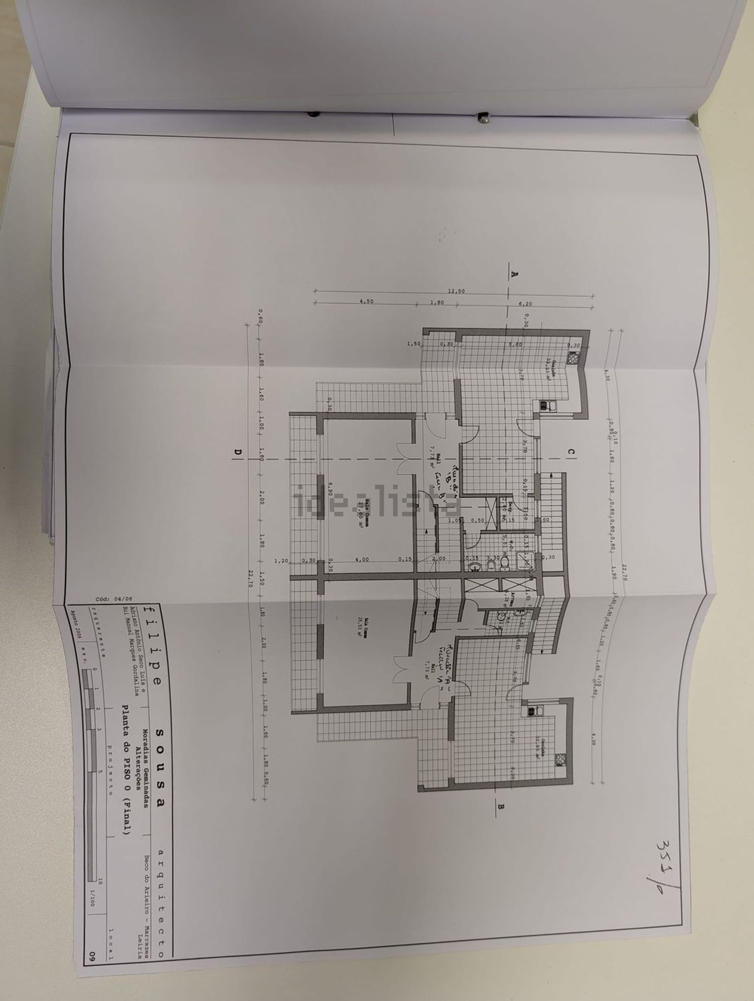 双拼别墅出售在Rua do Arieiro s/n - 平面图