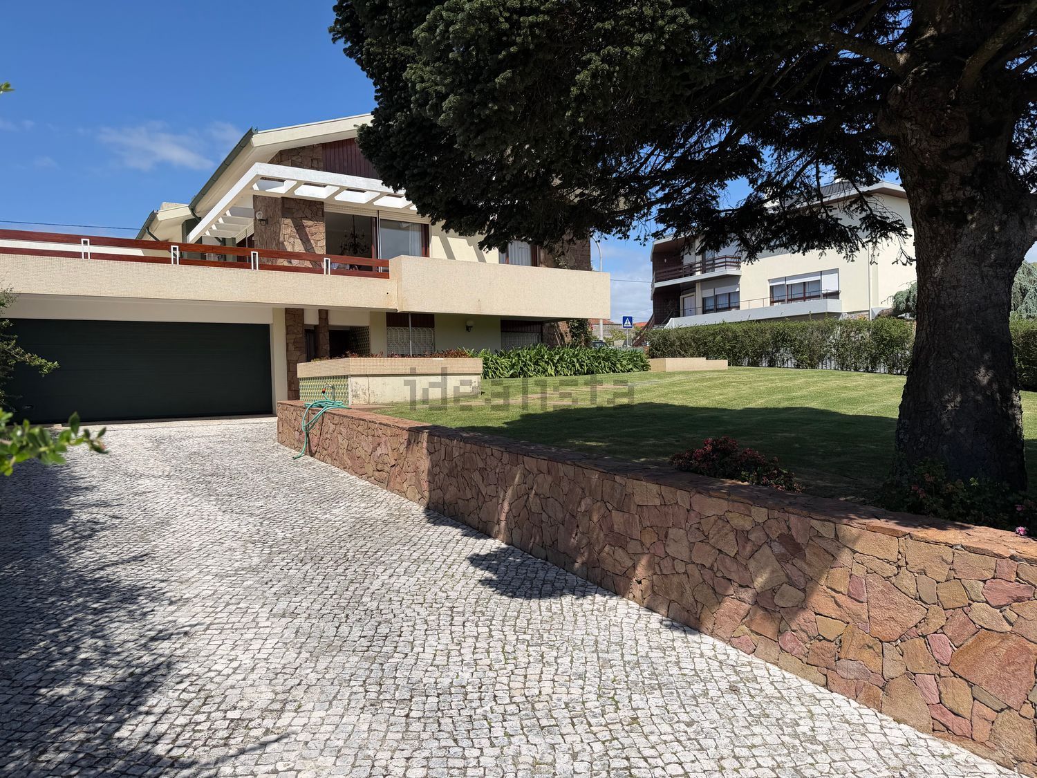 小楼房或独栋别墅出售在Rua 3 - Urbanização das Ameixoeiras, 67 - 外立面