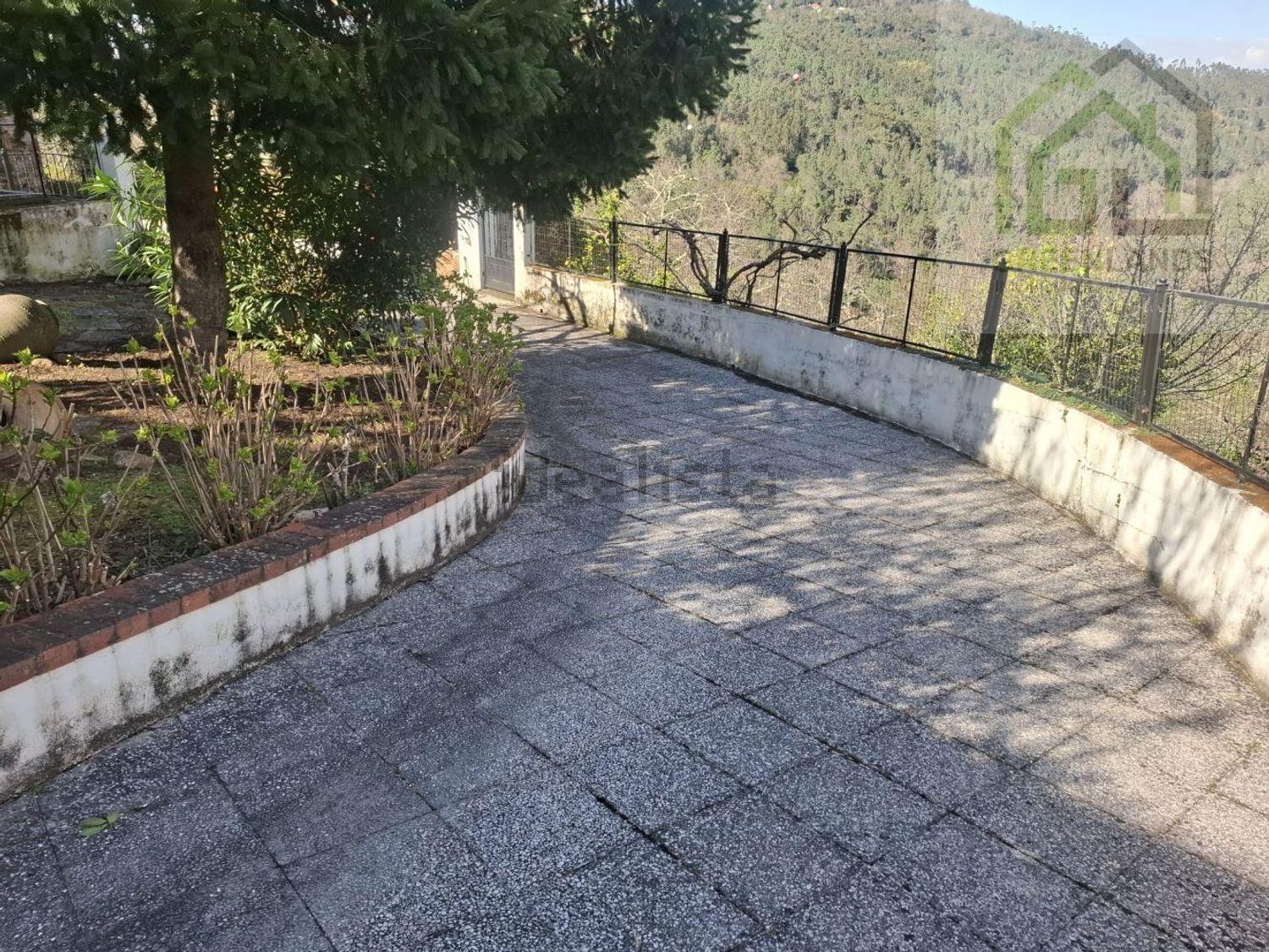 小楼房或独栋别墅出售在Arganil - 花园