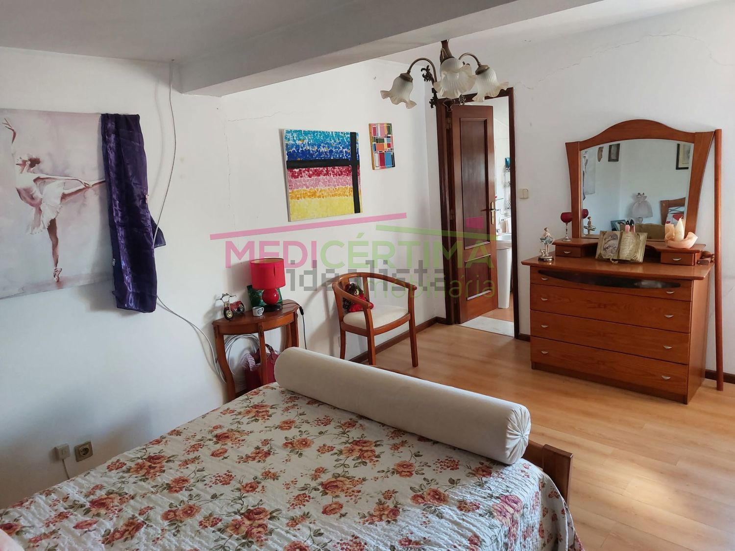 小楼房或独栋别墅出售在Oiã - 卧室