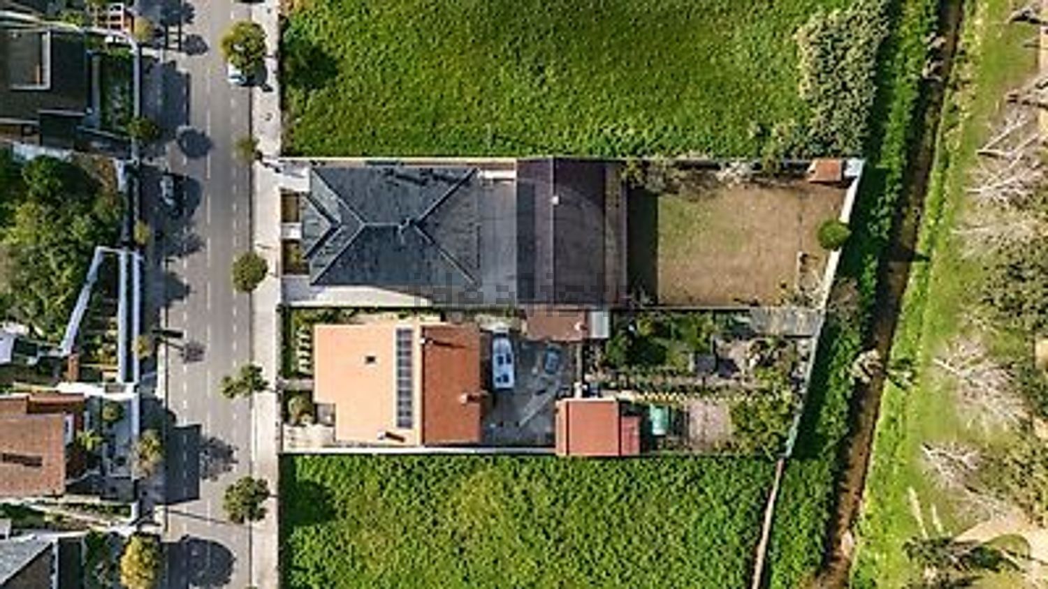 小楼房或独栋别墅出售在Avenida Mário Sacramento - 照片