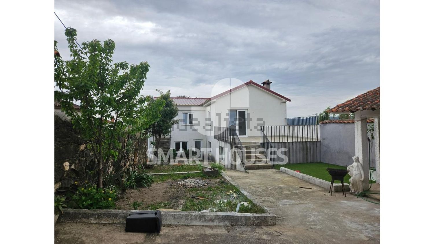 小楼房或独栋别墅出售在São Miguel de Poiares - 外立面