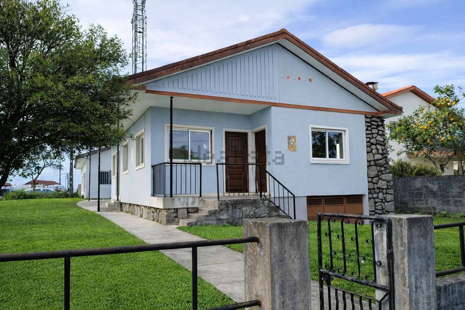小楼房或独栋别墅出售在Rua Doutor António Duarte de Oliveira, 47 - 外立面