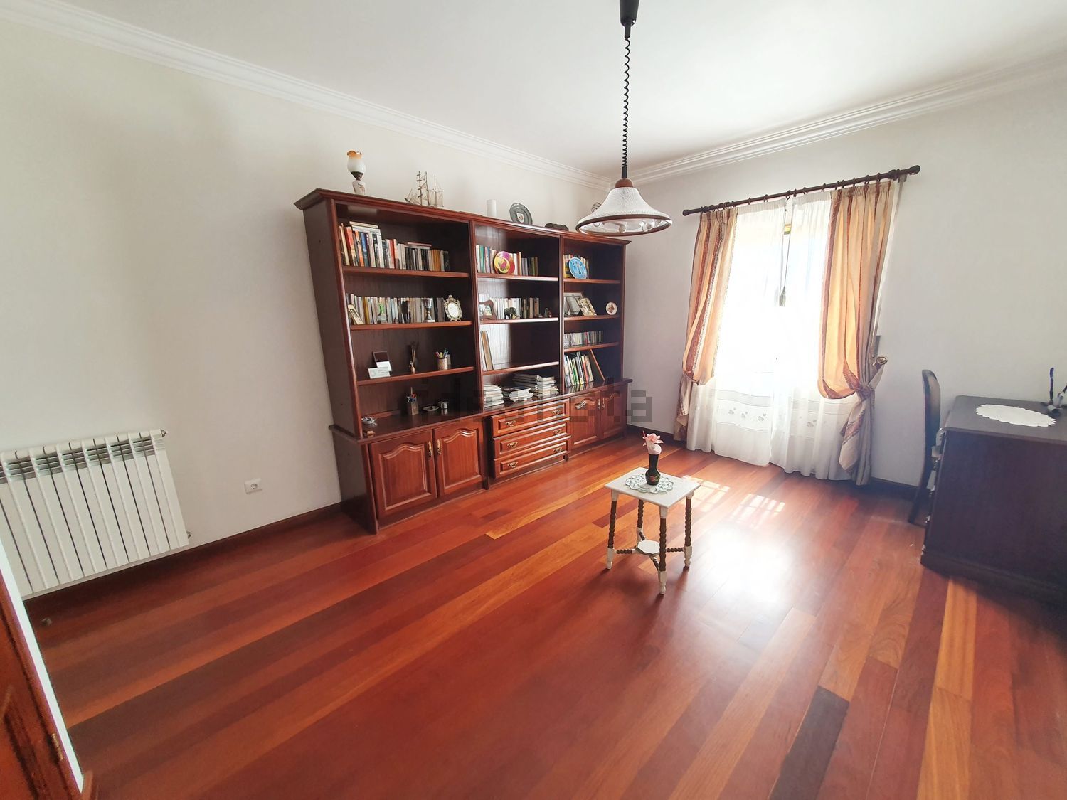 小楼房或独栋别墅出售Em585 - 客厅