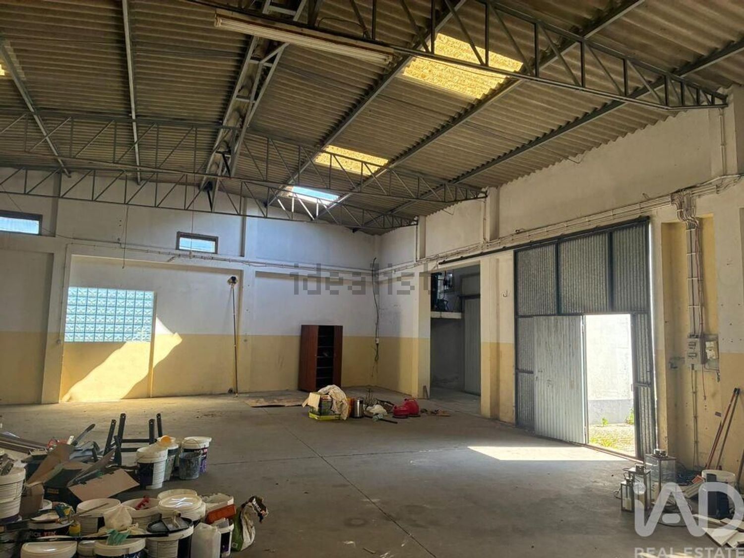 小楼房或独栋别墅出售在São Gregório - 停车位