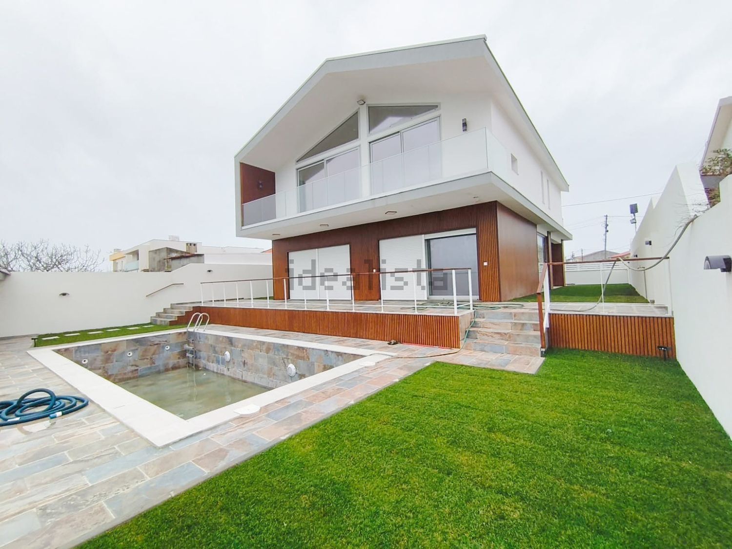 小楼房或独栋别墅出售在Avenida do Mar, 27 - 游泳池