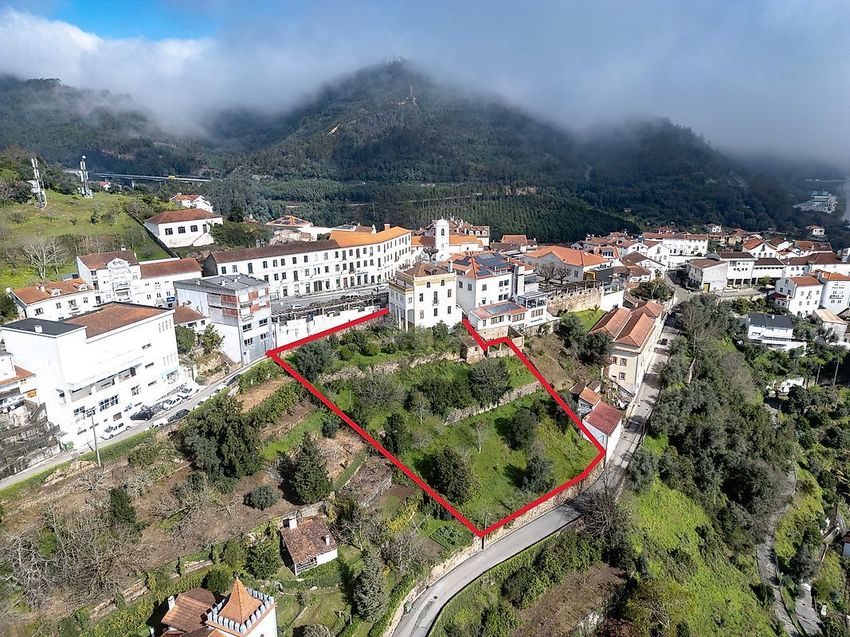 小楼房或独栋别墅出售在Avenida 5 de Outubro