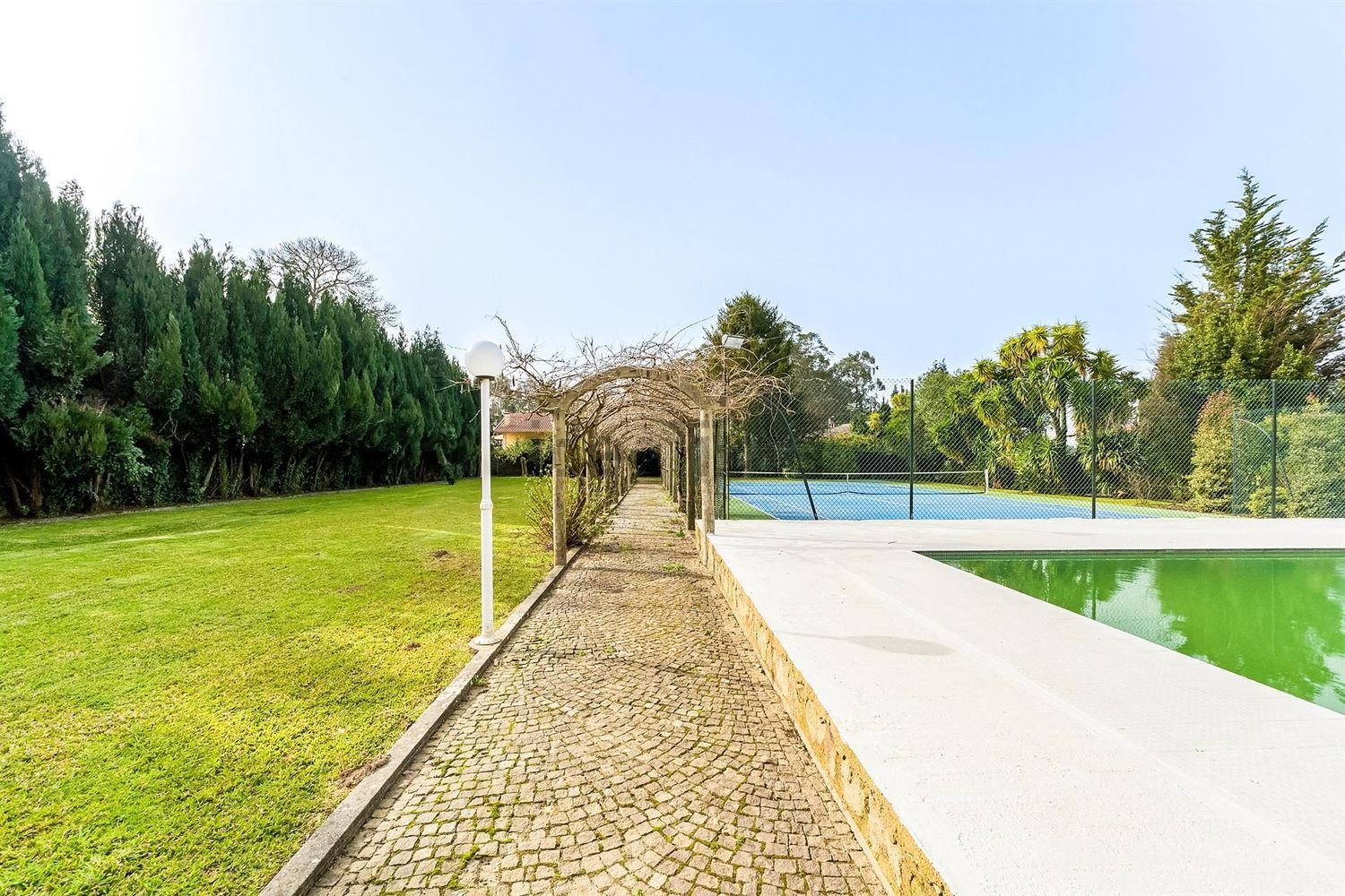 小楼房或独栋别墅出售在Largo de Santa Lúzia, 123 - 花园