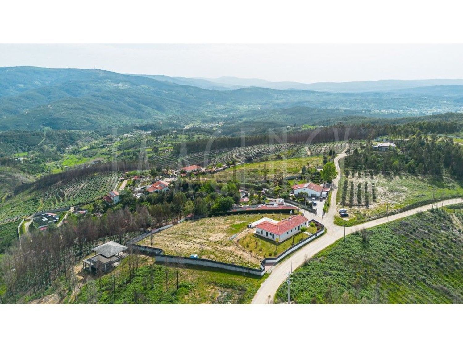 小楼房或独栋别墅出售在Vila Cova de Alva e Anceriz - 照片