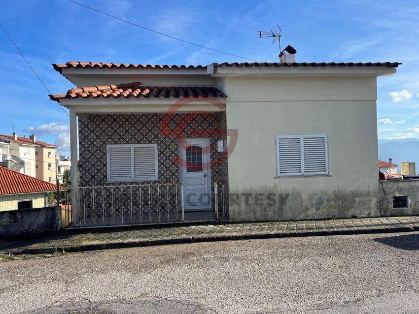 小楼房或独栋别墅出售在Rua Associação