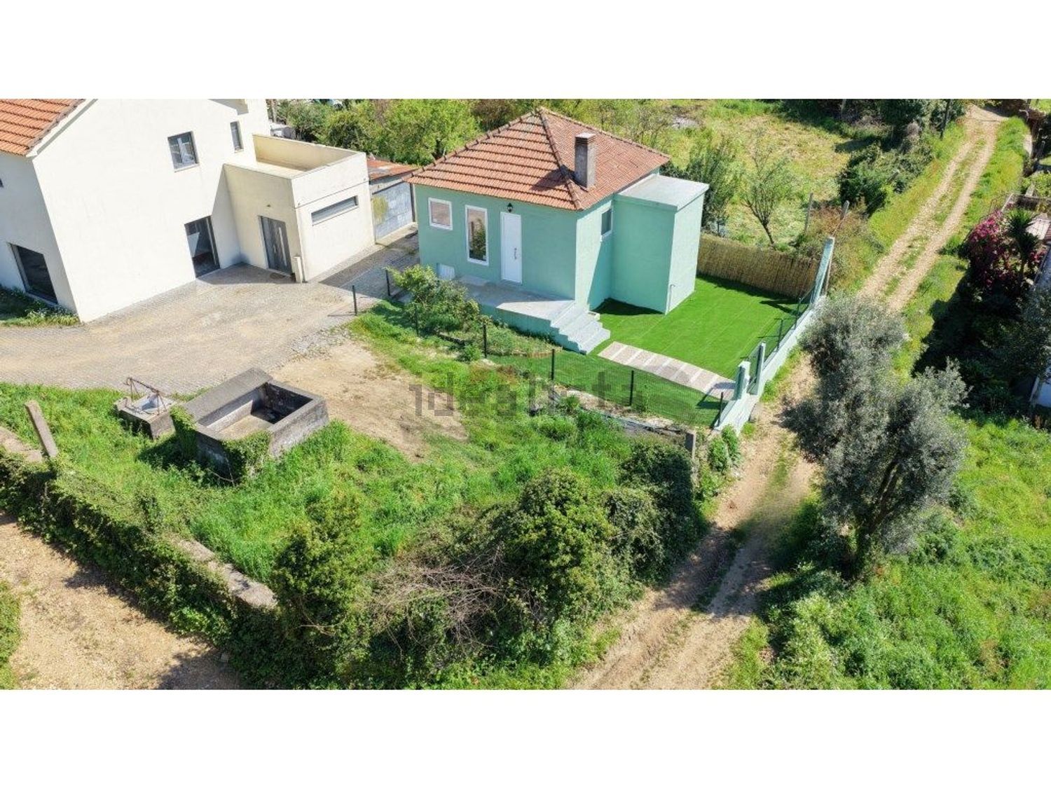 小楼房或独栋别墅出售在Rua Roberto Ivens - 外立面