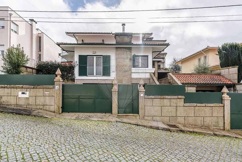 小楼房或独栋别墅出售在Rua Teixeira de Queiroz