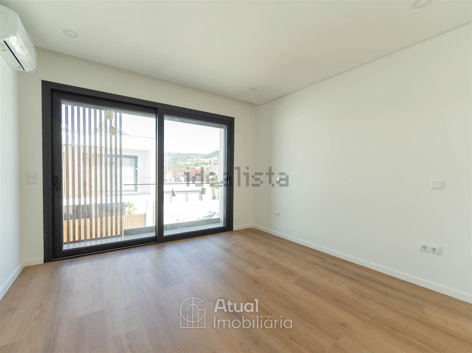 小楼房或独栋别墅出售在Rua de Alfaxim, 865 - 卧室