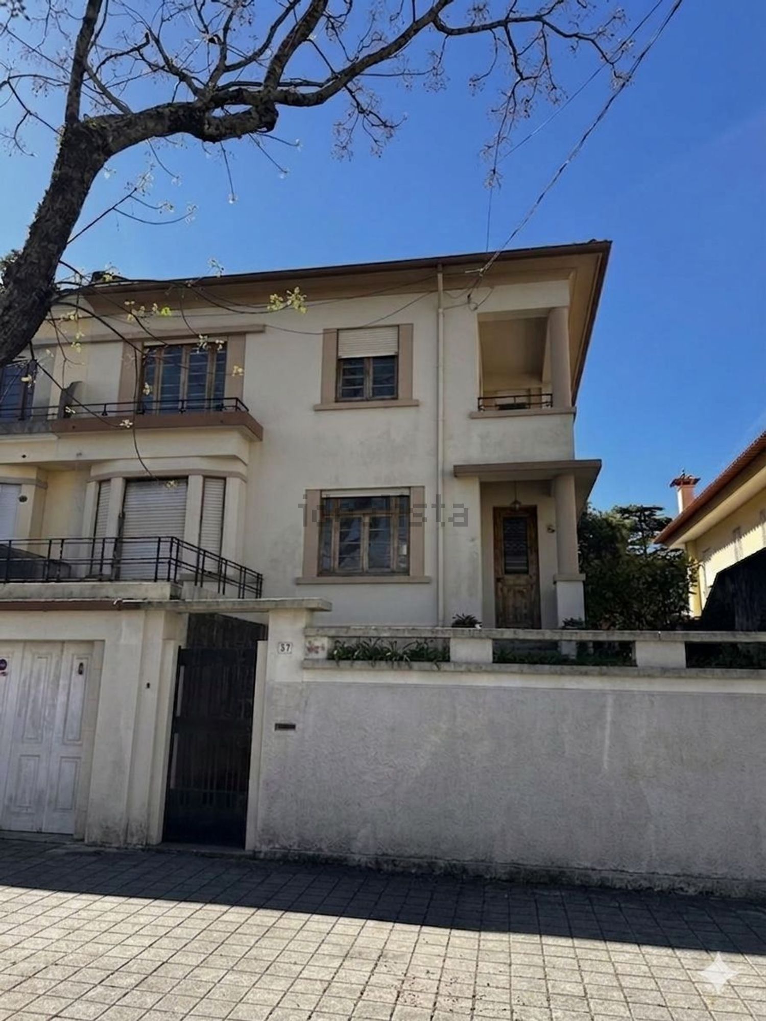 双拼别墅出售在Rua Feliciano de Castilho, 37 - 外立面