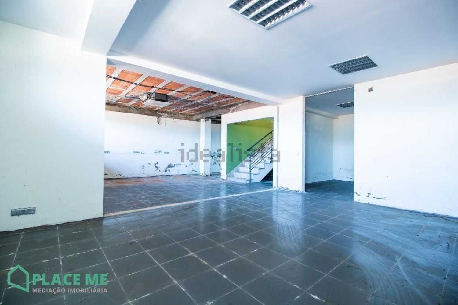 小楼房或独栋别墅出售在Avenida Doutor António Ribeiro Guimarães s/n - 照片