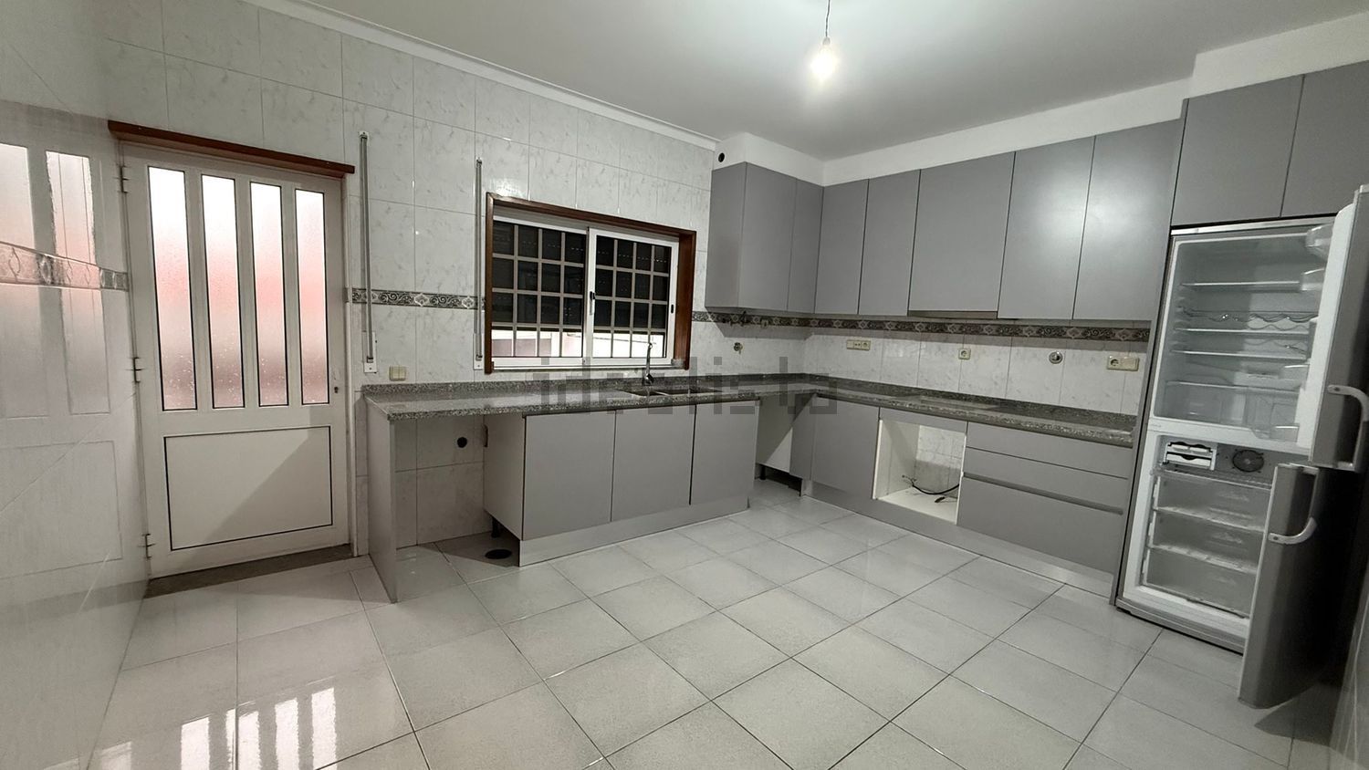 出租小楼房或独栋别墅在São Vicente - 厨房