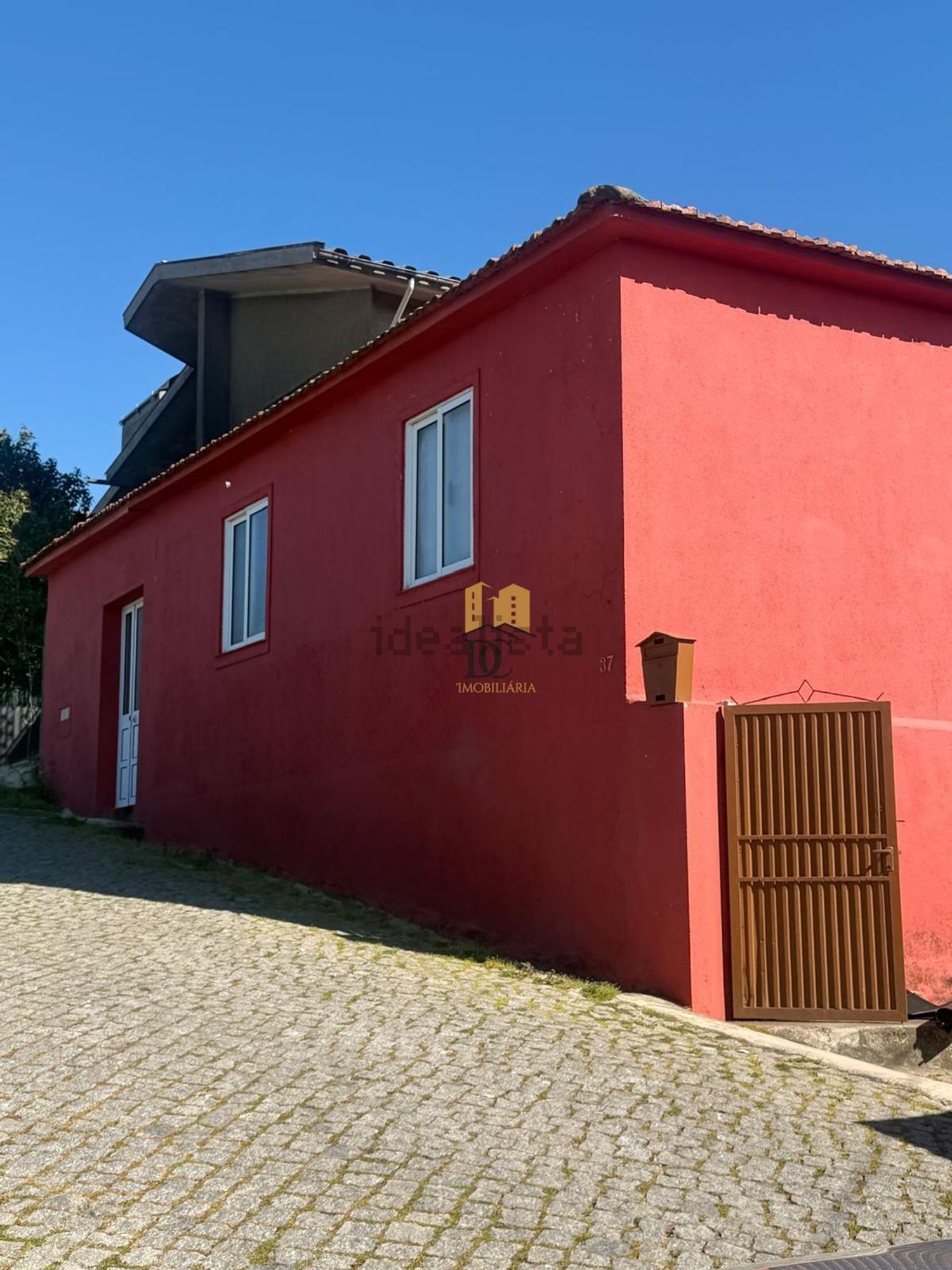小楼房或独栋别墅出售在Ribeirão - 外立面