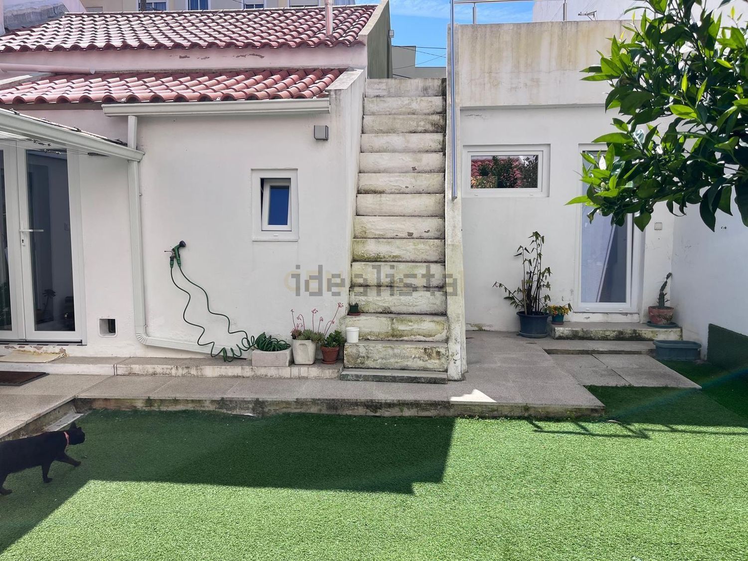 小楼房或独栋别墅出售在Rua Augusto Baptista Carvalho, 22 - 外立面