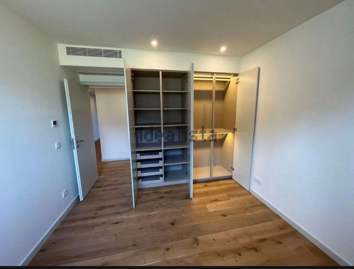 出租公寓 t3在Avenida João Silva Pinto, 557 - 试衣间