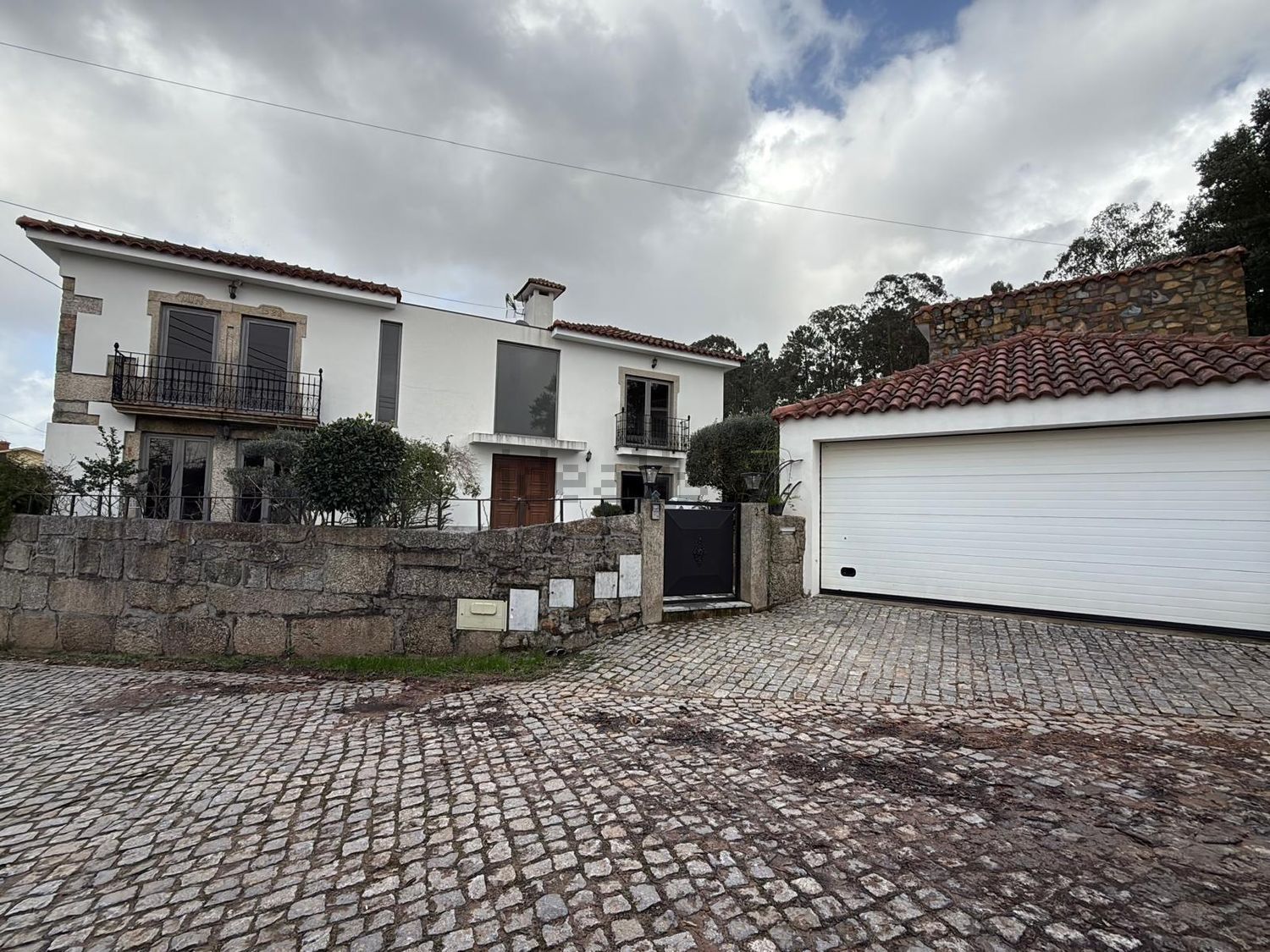 小楼房或独栋别墅出售在Rua Vimara Peres, 21 - 外立面