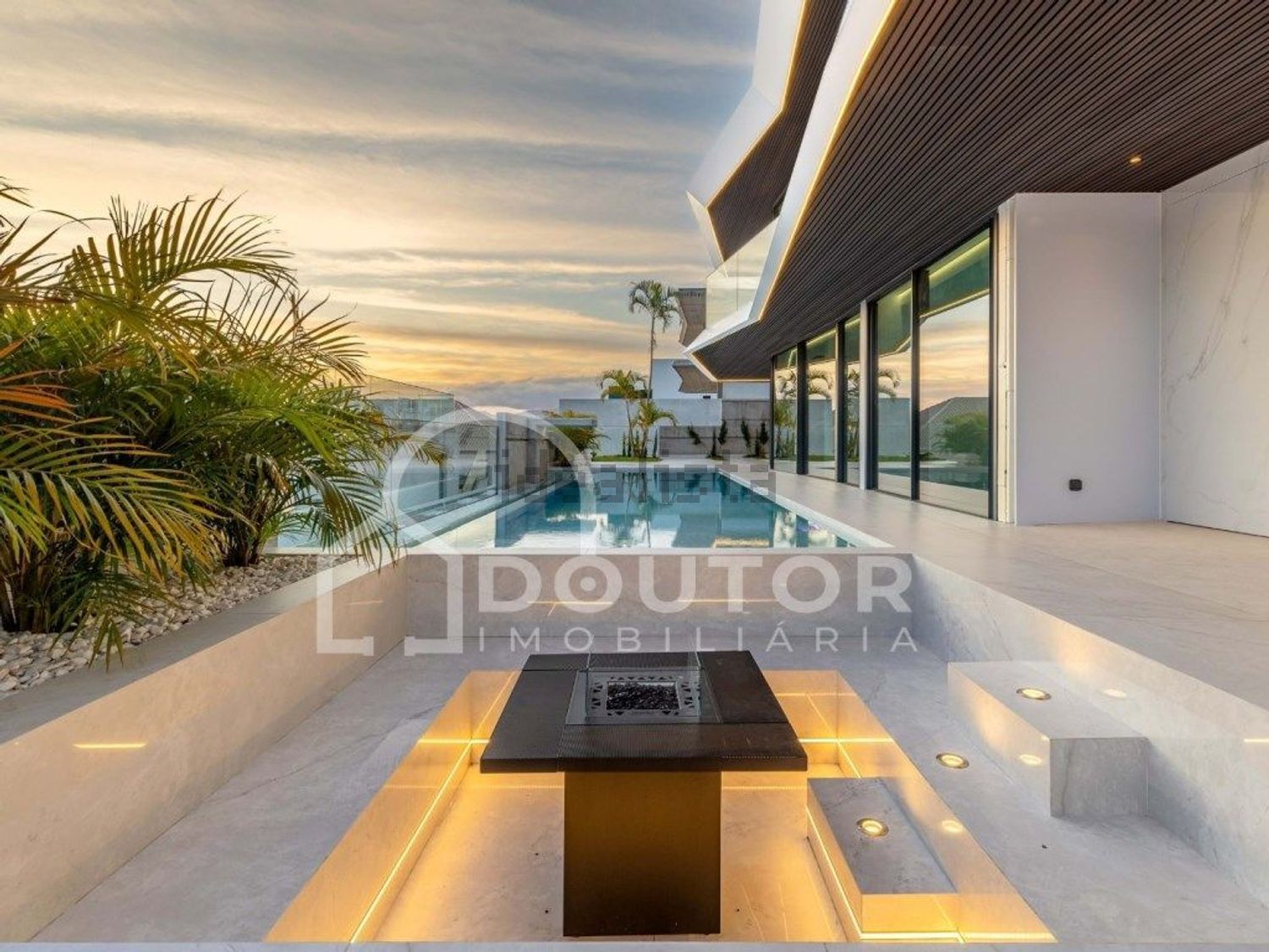 小楼房或独栋别墅出售在Santa Maria Maior - 游泳池