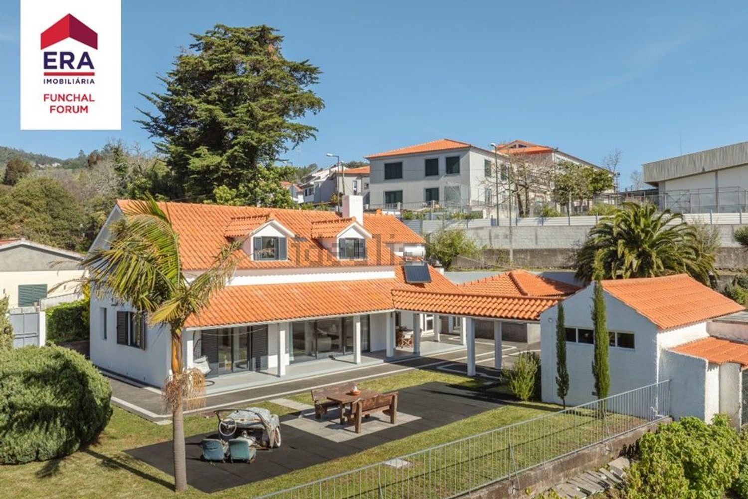 小楼房或独栋别墅出售在Camacha - 外立面