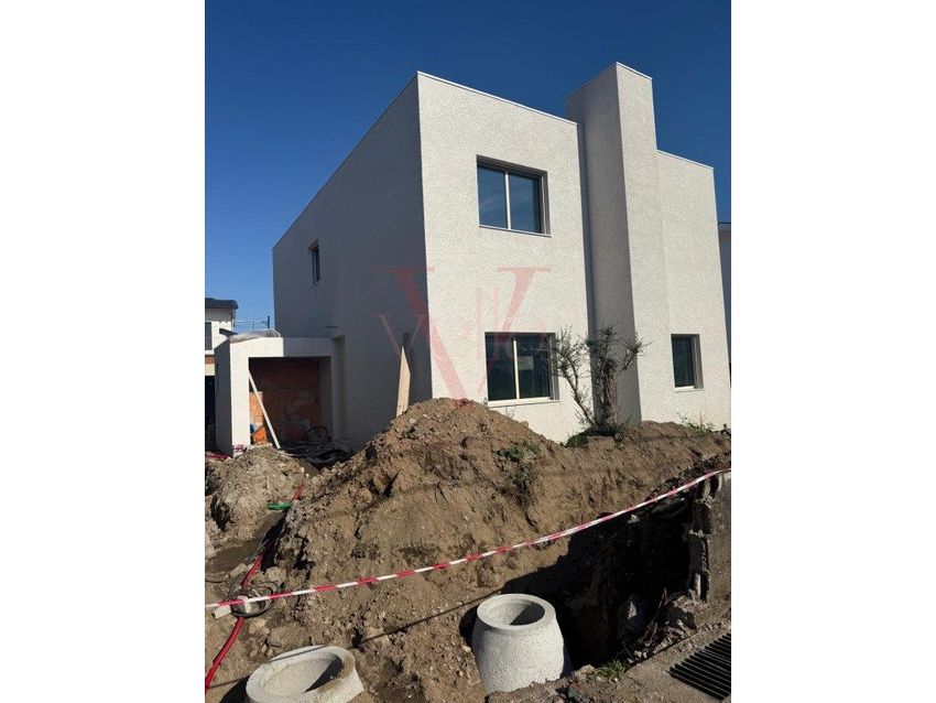 小楼房或独栋别墅出售在Rua de Mira Cávado