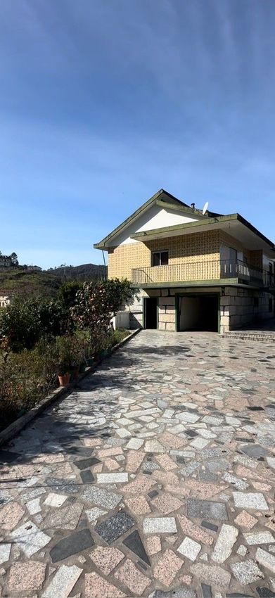 小楼房或独栋别墅出售在Rua de Santo Isidoro, 51
