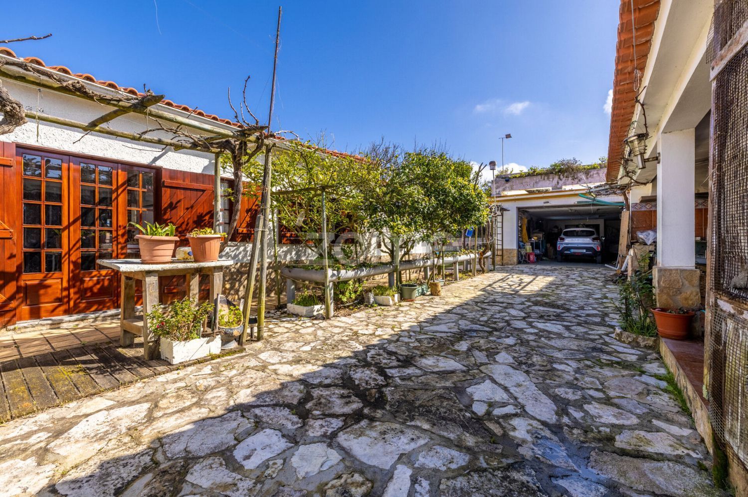 小楼房或独栋别墅出售在Bairro 15 - 停车位