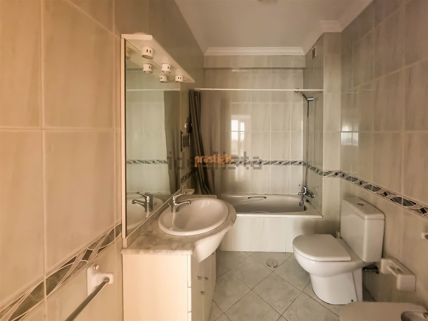 出租公寓 t2在Rua Custódio Vilas Boas, 26 - 卫生间