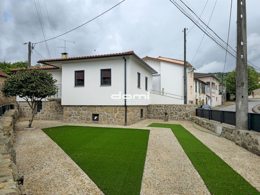 小楼房或独栋别墅出售在São Pedro do Sul - Várzea - Baiões