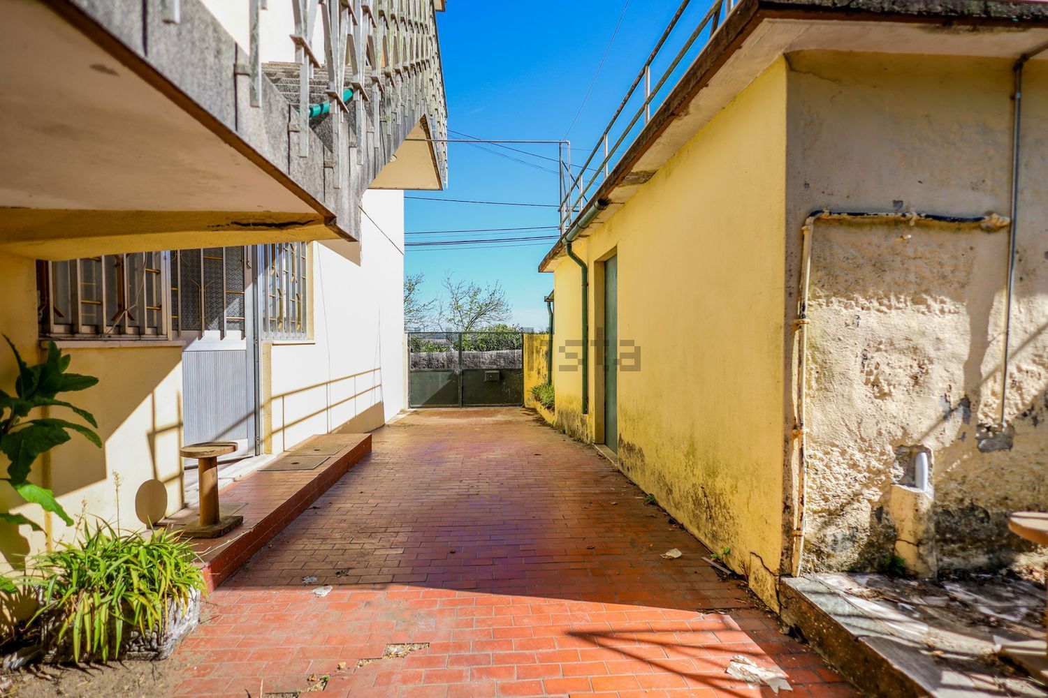 小楼房或独栋别墅出售在Rua de Brêto, 102 - 院子